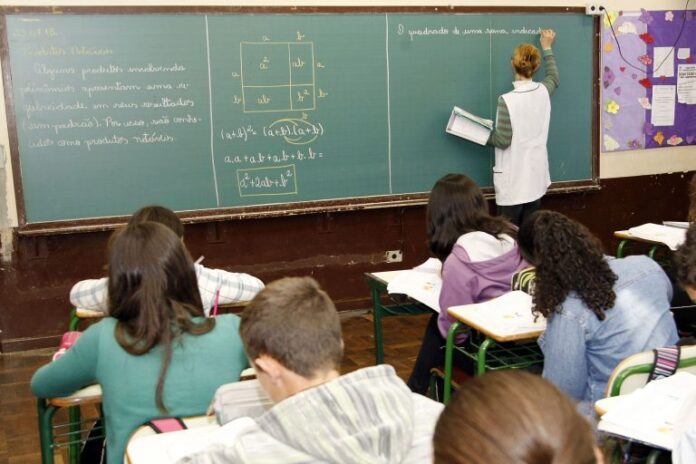 Projeto cria política de incentivo à formação de professores para a educação básica