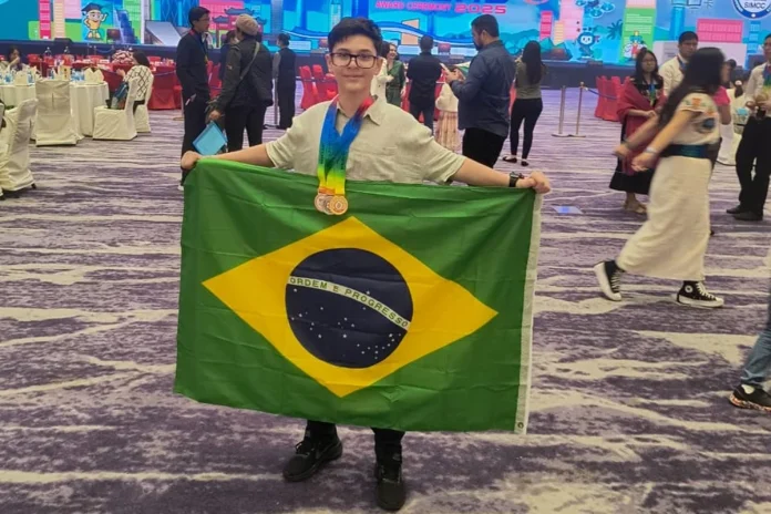 Aos 12 anos, um brasileiro coloca o país no mapa da cibersegurança mundial O Brasil acaba de ganhar um novo símbolo de talento, dedicação e esperança no futuro da tecnologia. Com apenas 12 anos, o estudante do Distrito Federal Lucas Freitas Vieira alcançou um feito histórico ao representar o país na Olimpíada Internacional de Cibersegurança, realizada na China, conquistando medalhas de ouro e bronze. O resultado não foi apenas uma vitória pessoal. A medalha de ouro marcou a primeira conquista do Brasil nessa competição internacional, que reúne jovens de diversos países para enfrentar desafios complexos ligados à segurança digital, programação e pensamento estratégico. Um caminho construído com esforço e excelência A trajetória de Lucas até o cenário mundial começou antes. Ele garantiu sua vaga na competição internacional após conquistar a medalha de prata na Olimpíada Nacional Júnior de Cibersegurança, realizada em Singapura. O desempenho chamou a atenção pela maturidade técnica e pela capacidade de resolver problemas que, na maioria das vezes, são enfrentados por estudantes mais velhos. Mesmo tão jovem, Lucas já domina programação em Python, desenvolve agentes de inteligência artificial e participa de competições do tipo CTF (Capture The Flag), voltadas à identificação de falhas de segurança em ambientes simulados. Nessas disputas, ele compete em alto nível com participantes de faixas etárias superiores, demonstrando que talento não tem idade quando é acompanhado de dedicação e estudo constante. Superação além da tecnologia Apesar das conquistas expressivas, a presença de Lucas na China só foi possível graças a uma arrecadação coletiva, organizada por pessoas que acreditaram em seu potencial. O episódio evidencia uma realidade preocupante: a falta de incentivo e apoio estruturado a jovens talentos das áreas científica e tecnológica no Brasil, especialmente quando comparada a países que investem fortemente na formação de seus estudantes desde cedo. Ainda assim, a história de Lucas mostra que a ausência de apoio institucional não foi suficiente para frear seus sonhos. Pelo contrário, serviu como combustível para seguir em frente com ainda mais determinação. Um futuro que inspira o país Lucas projeta um futuro ambicioso. Ele afirma sonhar em integrar um grupo de pesquisadores capaz de levar um Prêmio Nobel ao Brasil, demonstrando não apenas foco em conquistas individuais, mas também o desejo de contribuir para o avanço científico do país. Sua história é um lembrete poderoso de que investir em educação, ciência e tecnologia não é apenas uma escolha estratégica, mas uma necessidade. Jovens como Lucas representam o potencial transformador que o Brasil possui — talento que, quando reconhecido e apoiado, pode gerar impacto global. Mais do que medalhas, Lucas Freitas Vieira entrega ao país um exemplo claro de que o futuro pode ser promissor quando coragem, estudo e persistência caminham juntos.