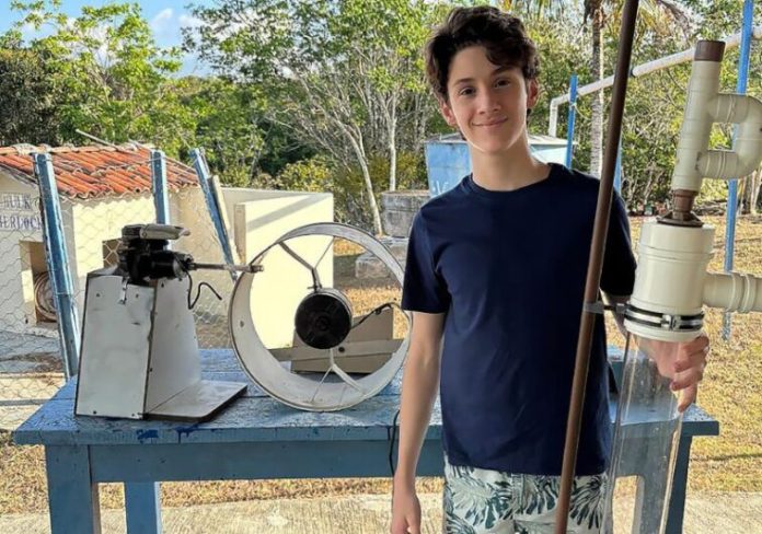 Jovem brasileiro cria bomba eólica com material reciclável e leva esperança ao semiárido